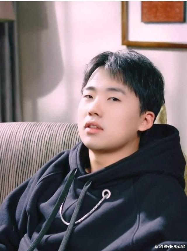 郭麒麟|郭麒麟犀利回应恋情传闻，幽默否认热吻，粉丝：德云公子嘴皮子溜