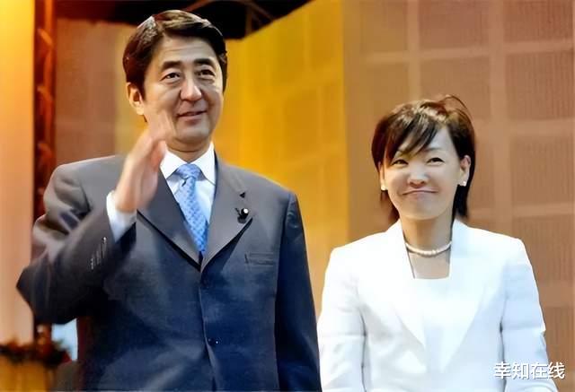 安倍晋三遇袭的第4天,三个神秘女人浮出水面,哭得最惨的果然是她?!
