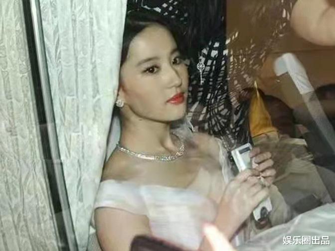 刘亦菲|刘亦菲坐大巴照片火了,被质疑“故意摆拍”,脸部表情成了槽点