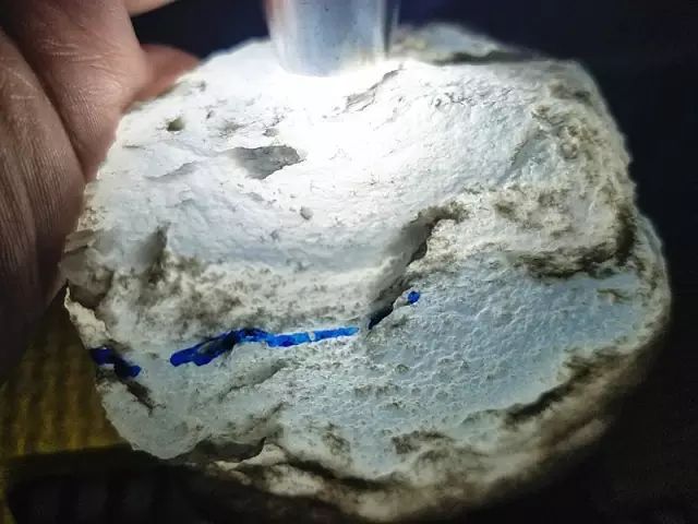 翡翠|如夜明珠般的玻璃种原石,全拿来车珠子了,100万也要打水漂!