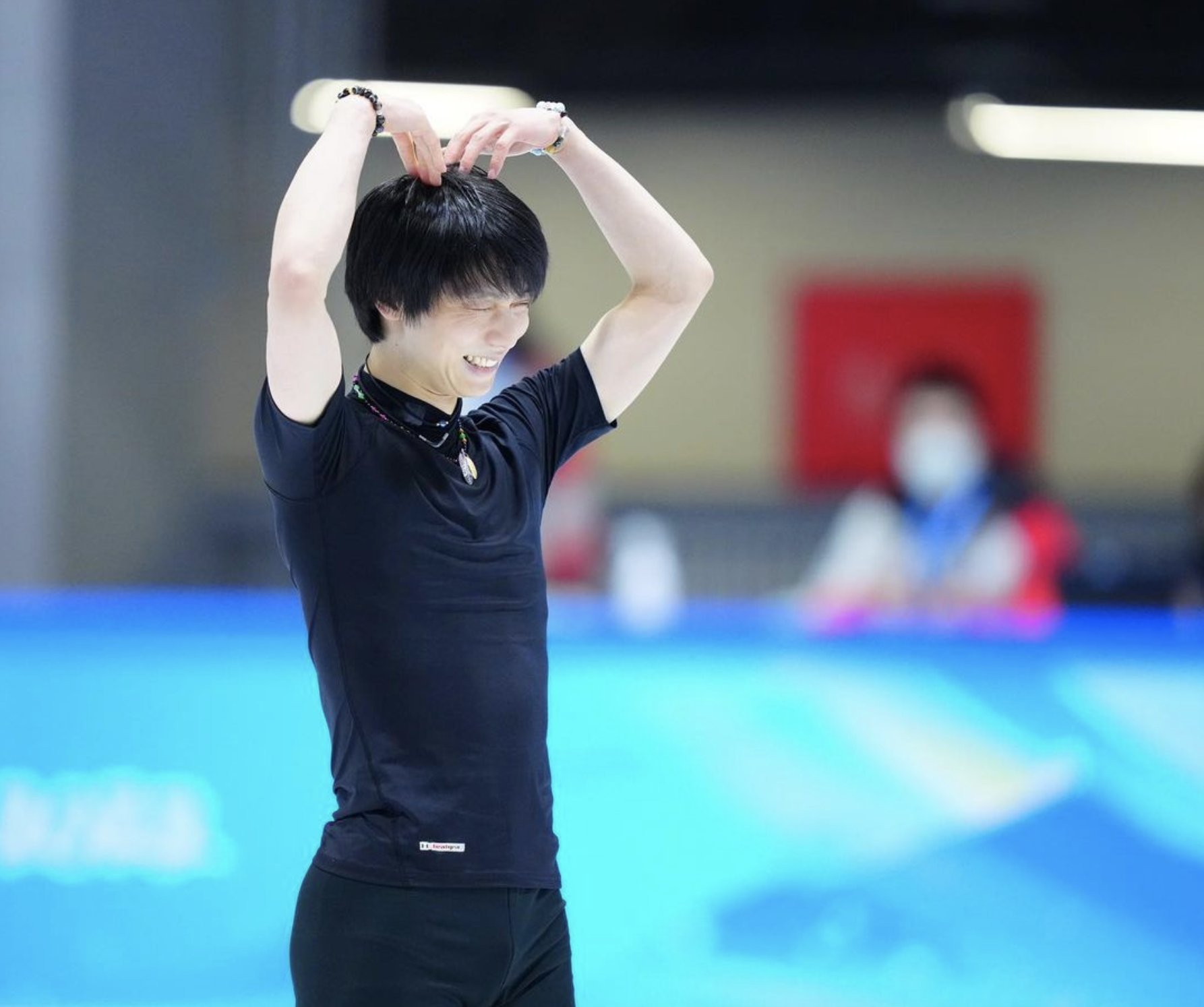 羽生结弦|羽生结弦金博洋戴熊猫帽可爱合照！表演滑曲目又又又换了？