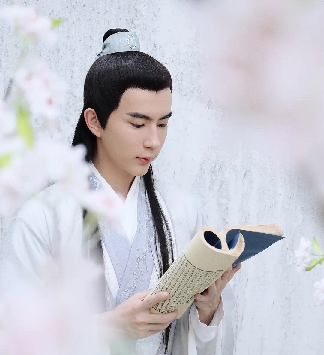 靳东|45岁靳东脱离滤镜出演“法官”，不知扯下多少“浓妆男”的遮羞布