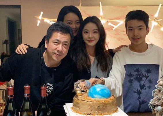 王文也|华谊千金王文也素颜直播，暴露单眼皮和厚嘴唇，曾多次被嘲颜值低