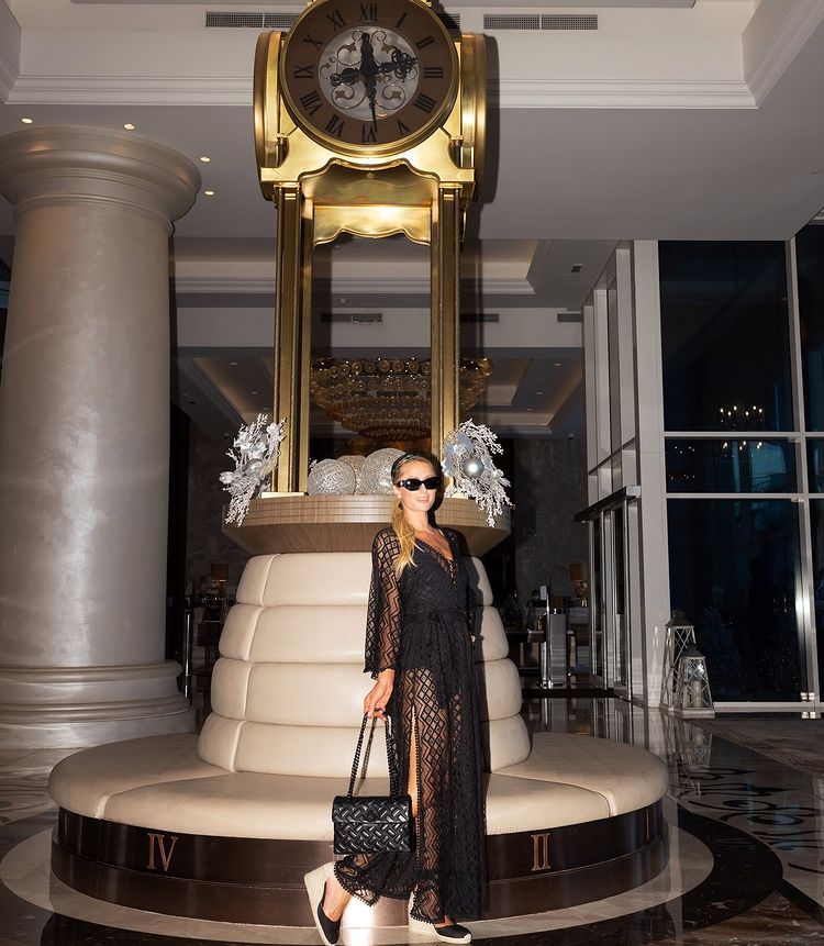 希尔顿|希尔顿大小姐和新婚丈夫游迪拜！戴头巾坐骆驼，度蜜月2个月真壕