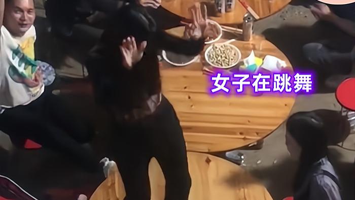 广西婚礼现场，女子爬到桌子上跳舞被吐槽，女生：我觉得非常丢人