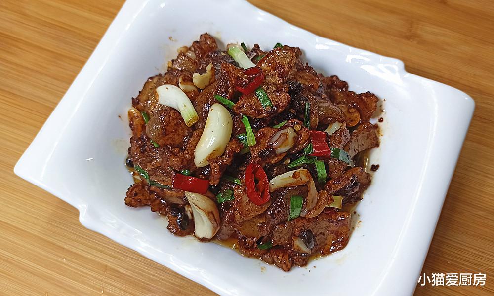 大蒜炒五花肉，很多人可能没吃过，那种浓浓的蒜香味道，特别味美