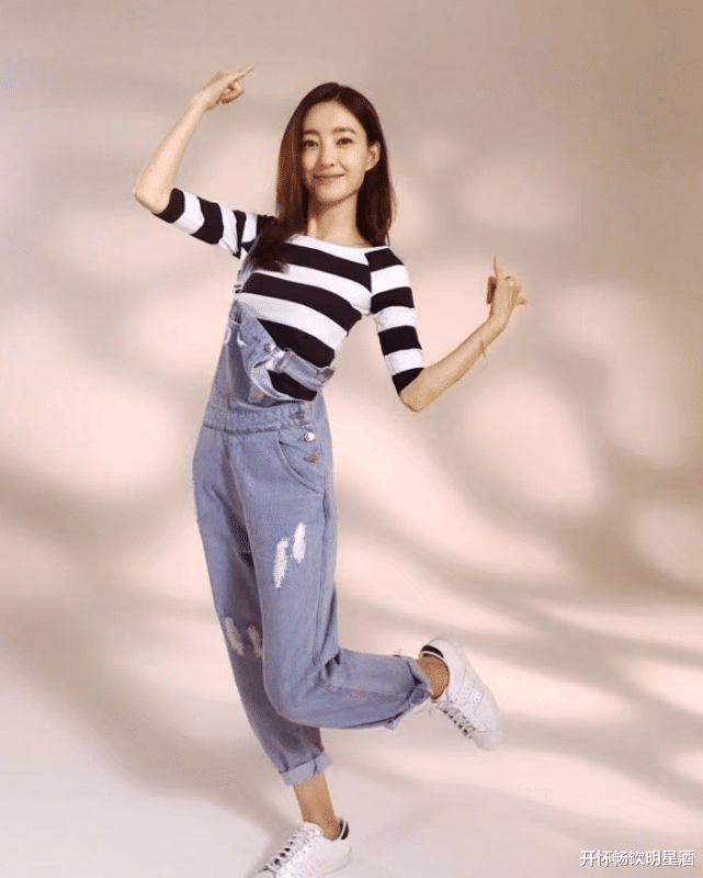 王丽坤|“超级玛丽”的背带牛仔裤，王丽坤实力卖萌，网友：太可爱了！