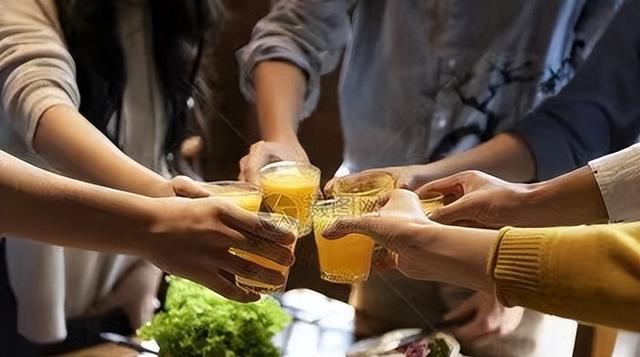 赣州|纪实：家庭聚会，父亲炫耀女儿热舞，夸其有1万粉丝，引亲戚围观