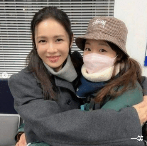 孙艺珍|孙艺珍与玄彬婚礼后首现身,素颜出镜超养眼,脸上幸福笑容藏不住