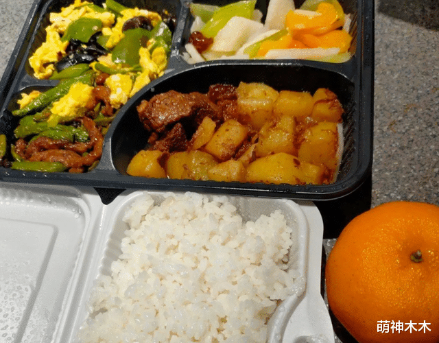 明星|春晚后台气氛好!贾玲主动与群演合照,明星和工作人员吃同款盒饭