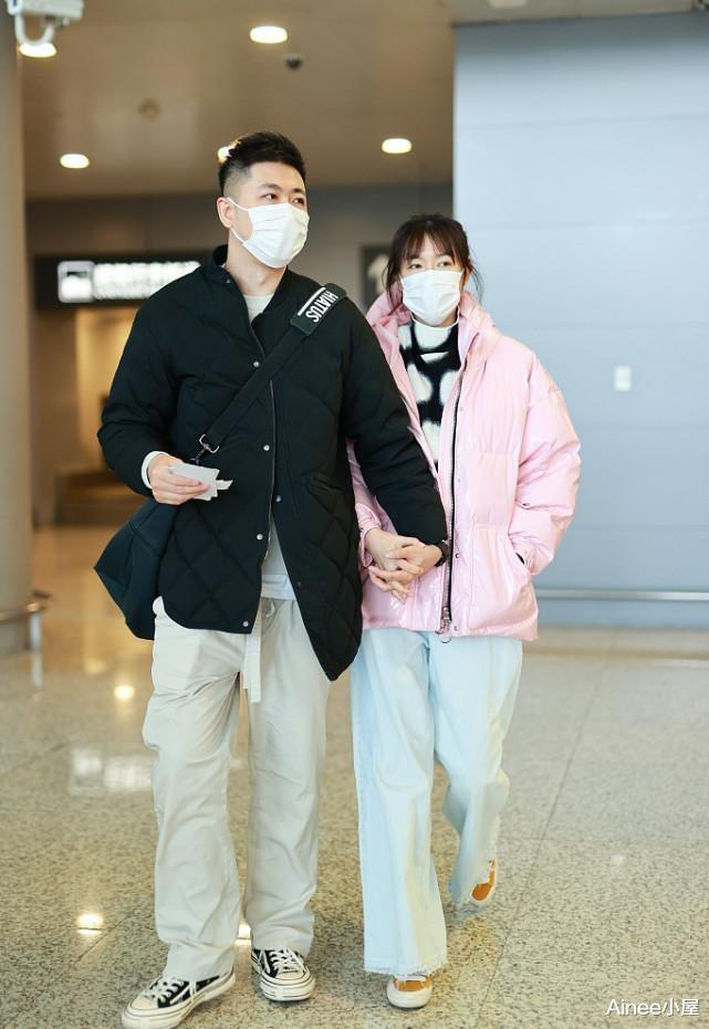 外套|李艾和老公真恩爱，穿粉色面包服配蓝色阔腿裤，一身清新装太嫩了