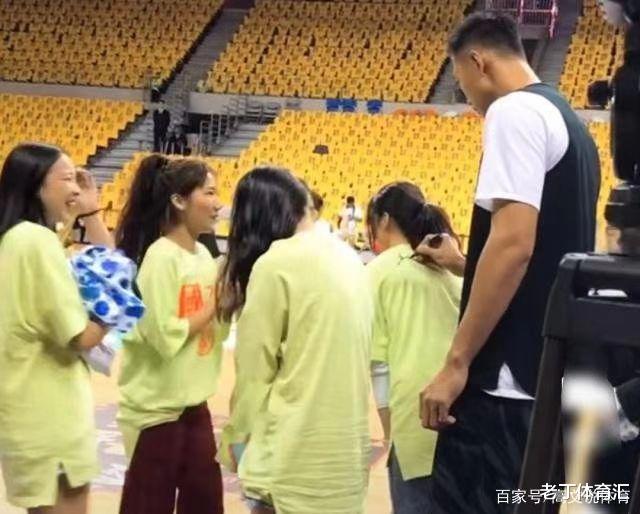 易建联|征服身材傲人的巴西国家宝贝，这般有魅力的易建联，你怎能不爱