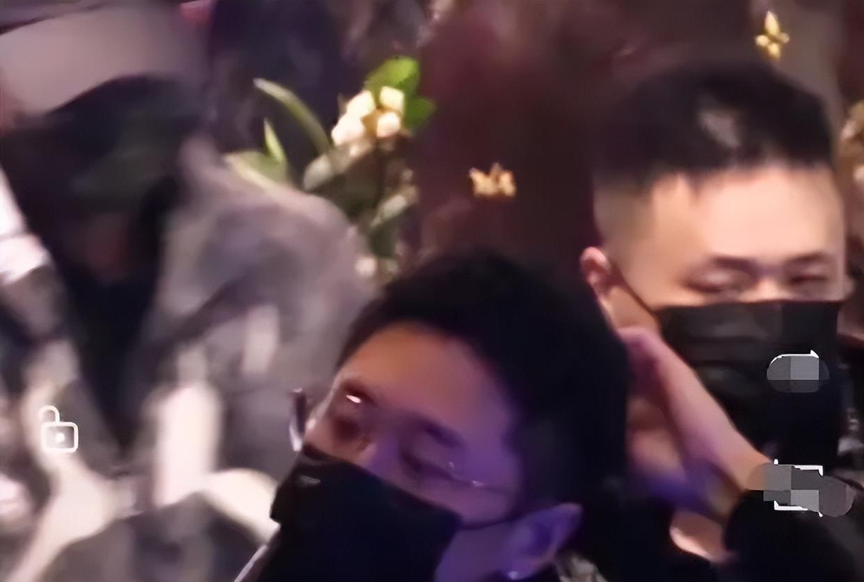 张蓝心|买超无视出轨风波!半夜与范丞丞酒吧畅玩,曝稳拿俩儿子抚养权