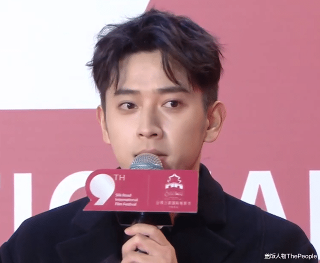 洪欣 又见红毯!袁姗姗现“发光眼屎”,富大龙罕露面,洪欣夫妇秀恩爱