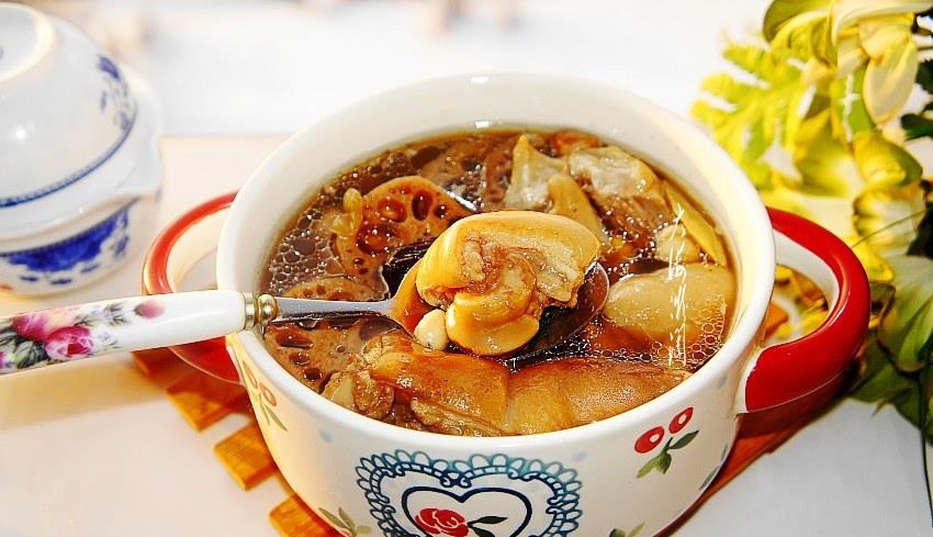 冬天,女人别管多忙,这汤隔三差五煮一锅,皮肤光滑不显老