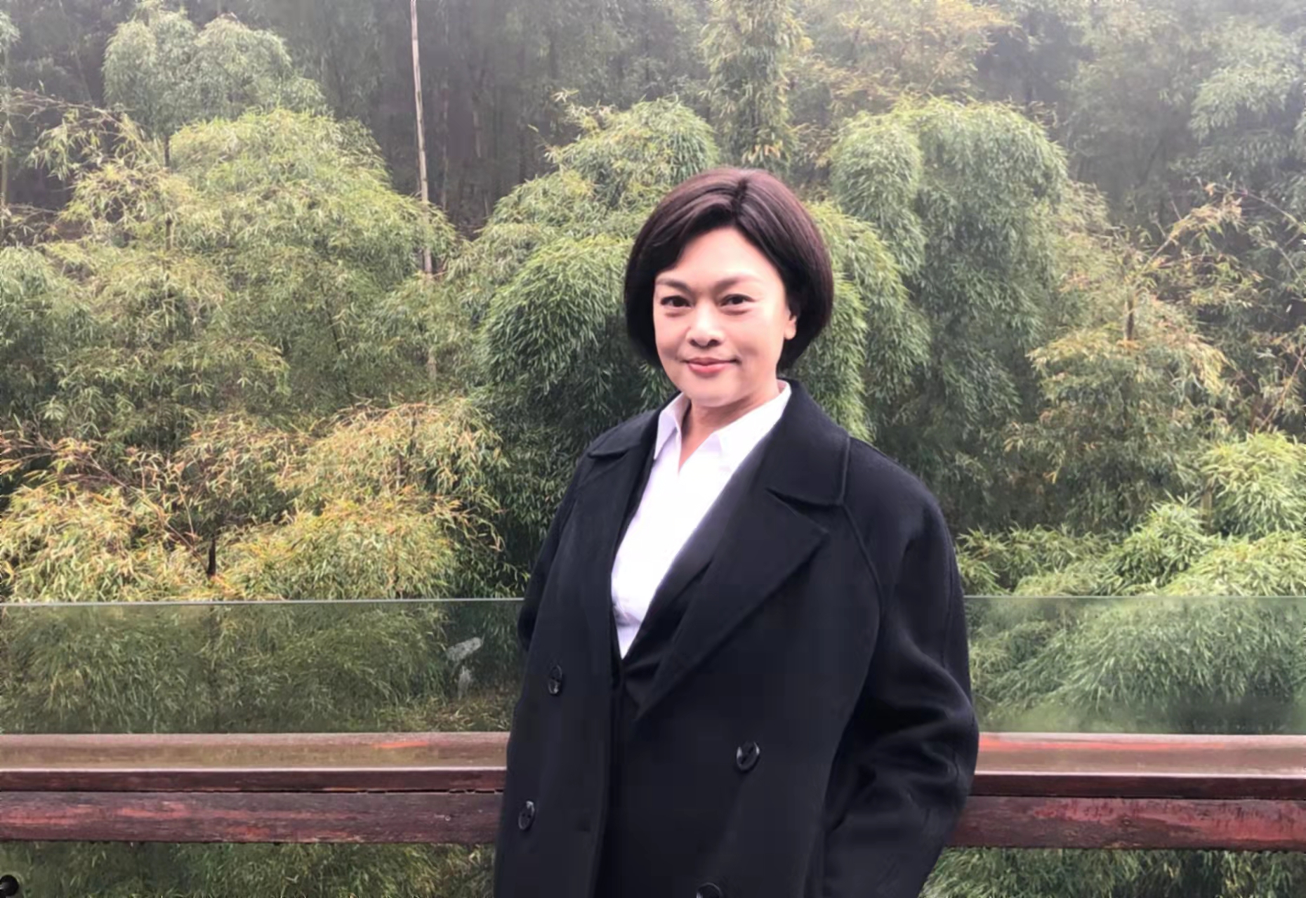 史可|58岁史可素颜现身，与外籍富豪老公举杯畅饮，两混血儿子高大帅气