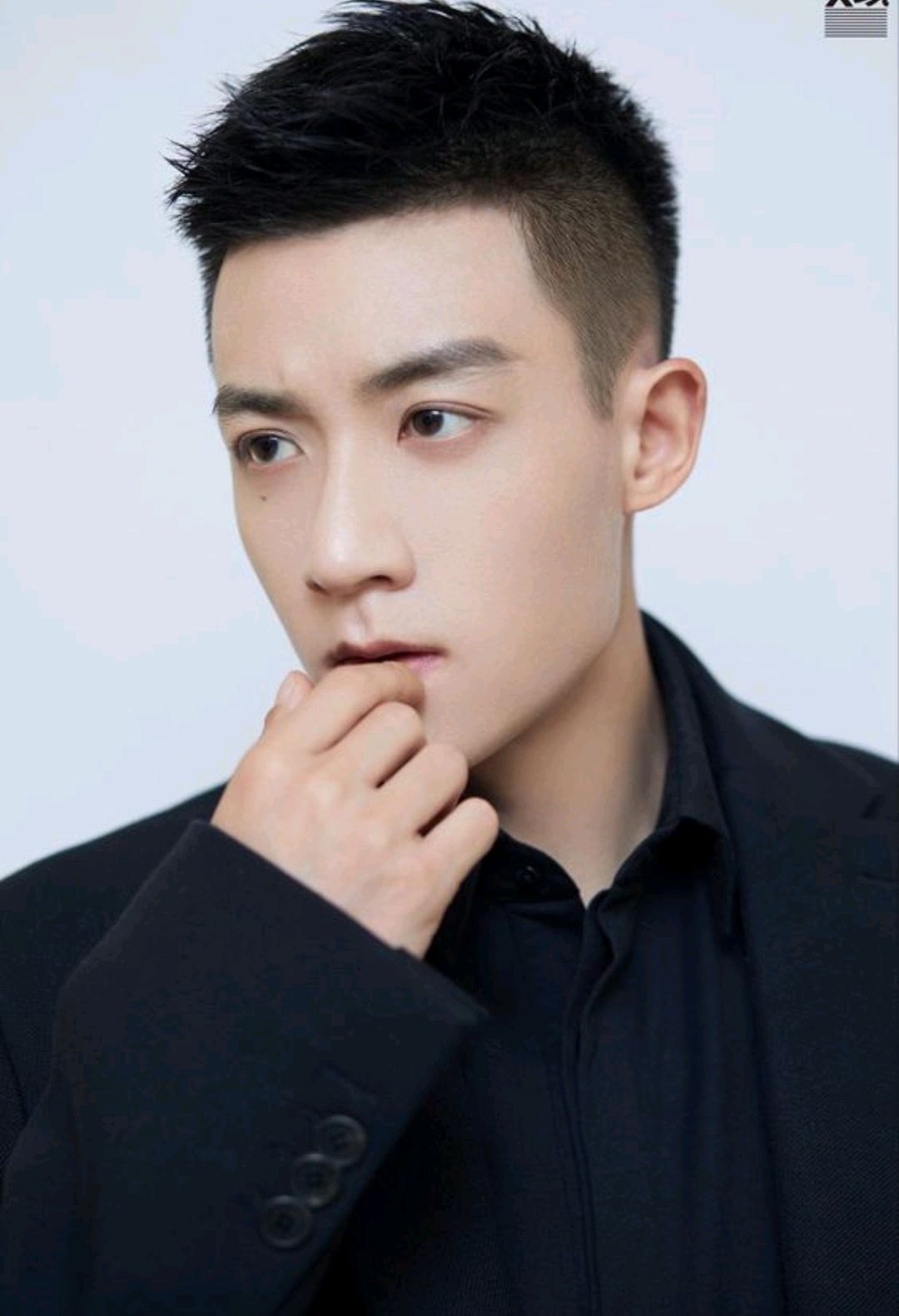 美容养颜 最帅男士发型有哪些呢？短寸搓边大背头，毛寸烫发狼尾头