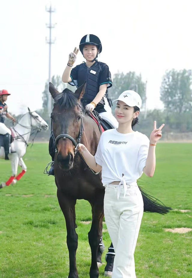 黄奕|黄奕机场与女儿相拥告别,9岁铛铛帮拎行李箱,满脸通红眼眶含泪