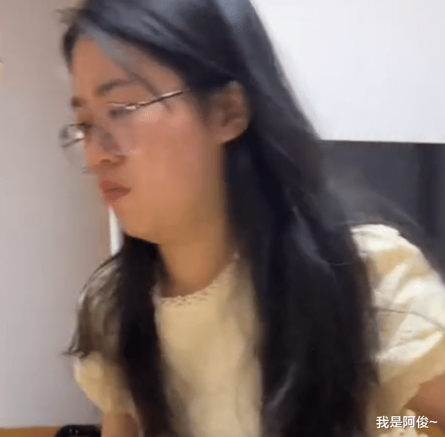 减脂 老婆提出减肥后，老公做了酱骨头当面全吃光，狗子的反应亮了！
