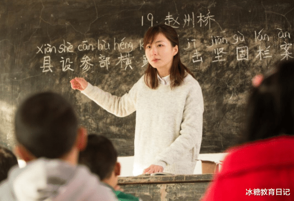 教师|2022年官方通知，老师收入要与公务员持平，老师涨工资不是空谈