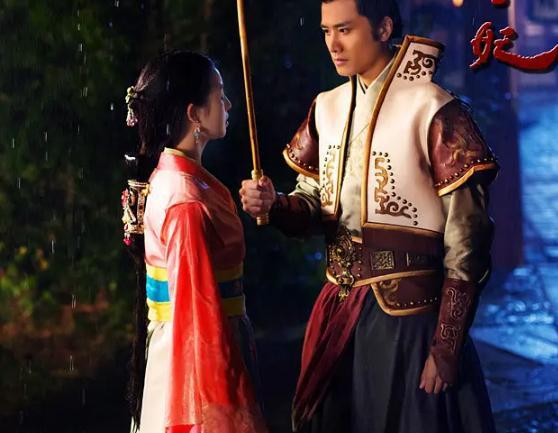 古装剧|古装剧里有争议的服化：唐艺昕韩式盘发，于正造型师去韩国进货