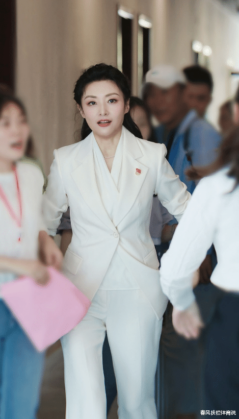 萎缩性胃炎 54岁周涛重回央视C位!白西装配马尾同框张蕾,输了年龄赢了衣品