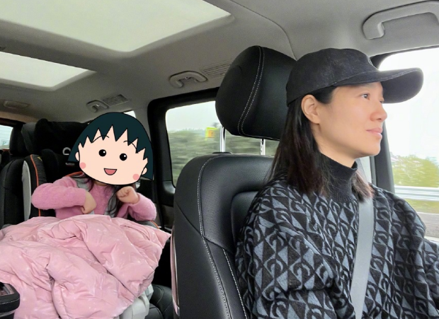 朱丹|朱丹罕晒儿子未打码照,小小围学会走路,睫毛黑又长像爸爸周一围