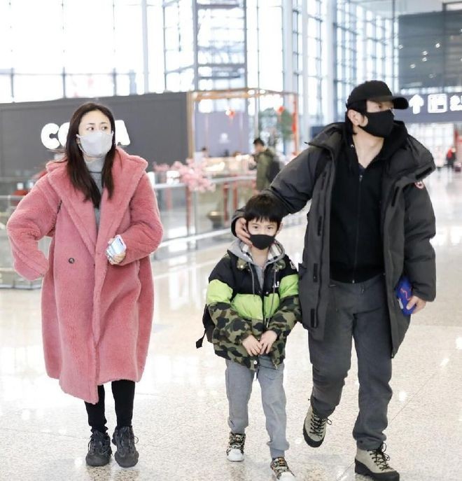 刘芸|刘芸一家三口现身，她穿粉色大衣少女感十足，11岁的儿子帅过爹