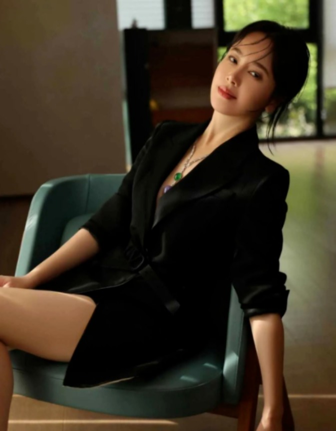 左小青|被称赞是“氧气少女”的左小青,兼具性感与文艺,美得大气自然