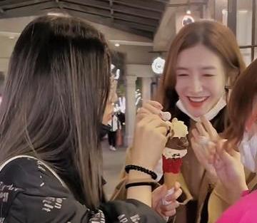 江疏影|演员江疏影深夜逛街，与助理3人共吃冰淇淋，闲来插画练舞晒宠物