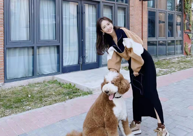 佟丽娅|佟丽娅牵儿子逛公园，6岁朵朵身形壮实胖到有肚腩，获三人看护