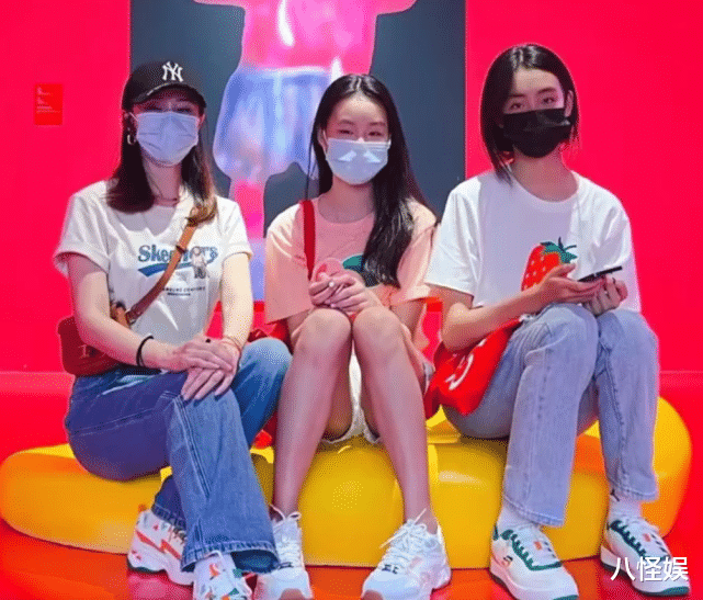 关悦|董璇和闺蜜带孩子看展，关悦俩女儿罕露正脸，老大长发披肩好清纯
