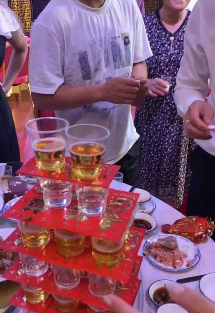 婚礼现场新郎被灌酒,新娘心疼将酒端走,随后丈母娘一个举动亮了