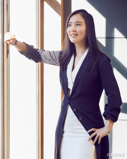 黄晓明|黄晓明与制片人亲密照曝光!贴脸拥抱当街吻别,女方47岁身家过亿