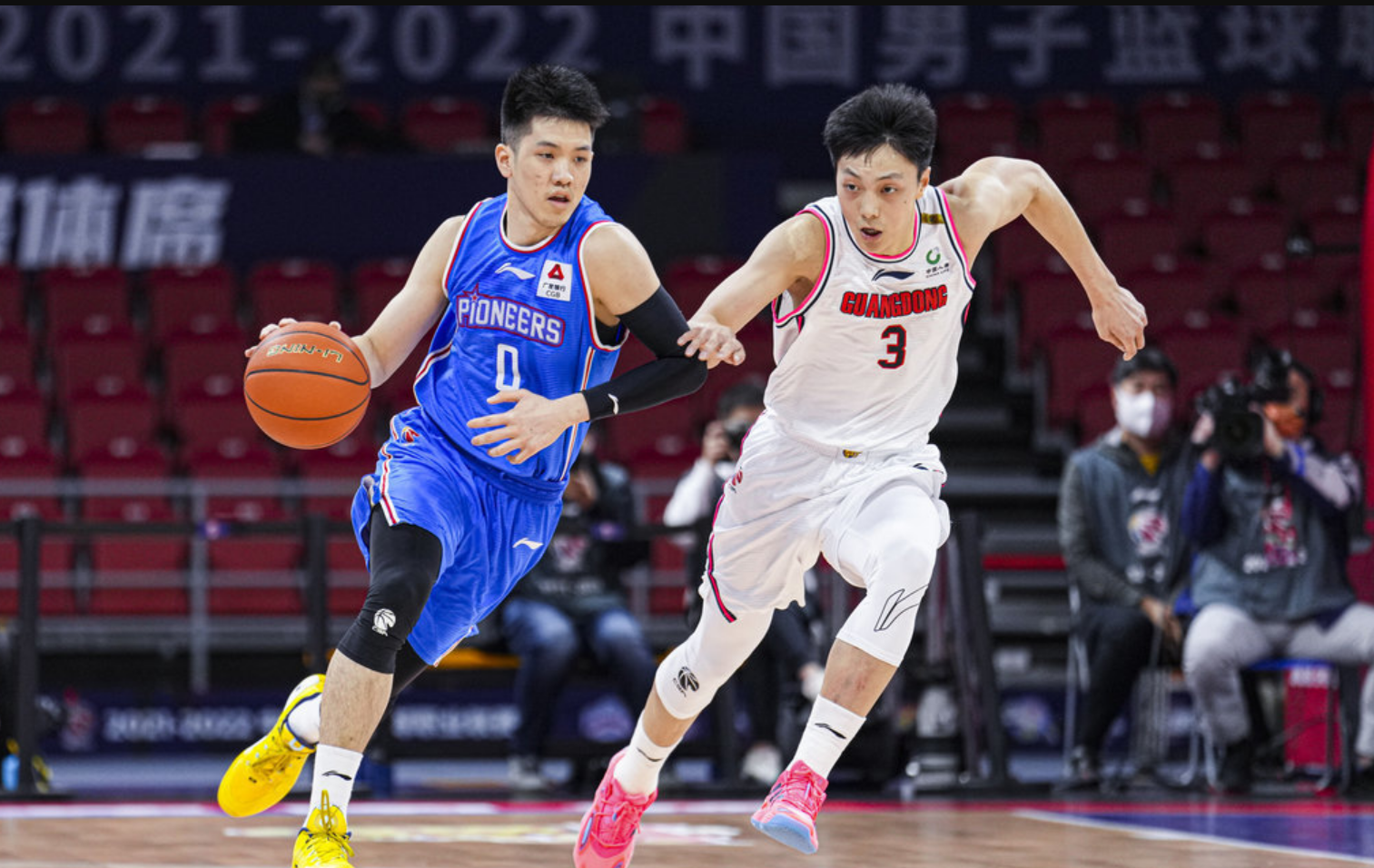 徐杰|CBA可爱2幕：胡明轩、徐杰抢篮板撞到一起！威姆斯长传，徐杰摔倒