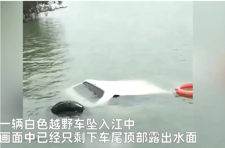 广西南宁,一女子驾驶越野车不慎坠入江中,当时车窗紧闭,等女子反应过来时,车内已经进入很多水