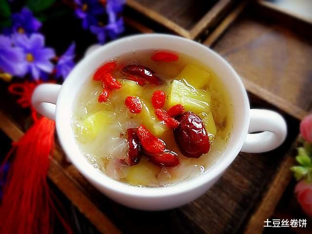 银耳 春天，女人们再忙也要做它吃，每周吃几次，能辅助瘦身，气色更好！