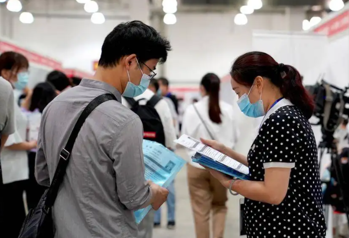 衬衫|毕业后回老家还是去大城市，过来人表示，辞职后才明白差别之大
