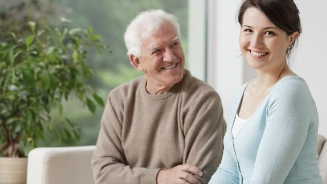 老牛吃嫩草幸福么？63岁大叔：感觉自己年轻了20岁，每天都很幸福