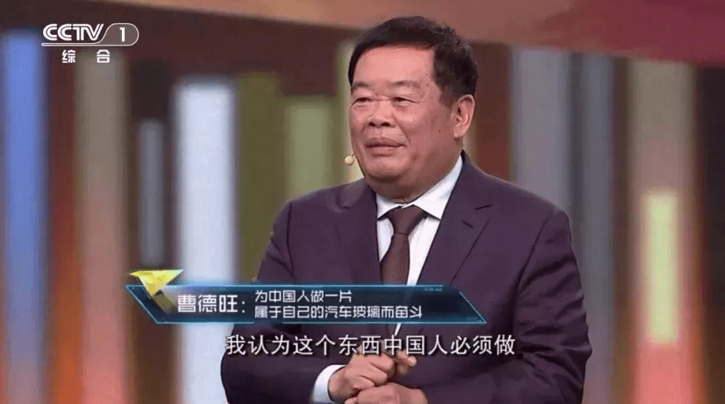 商人|网友偶遇“曹德旺分旺”,穿白衫坐电驴一脸严肃,五官与本人真假难辨