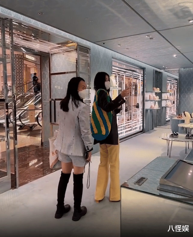 陈慧琳|陈慧琳买包被偶遇，弯腰问候网友毫无巨星架子，还获赞超模身材