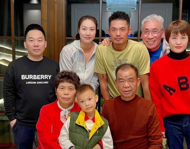林丹|居家好男人！林丹新年携家人移居千万别墅，为家人做饭帮老婆洗碗
