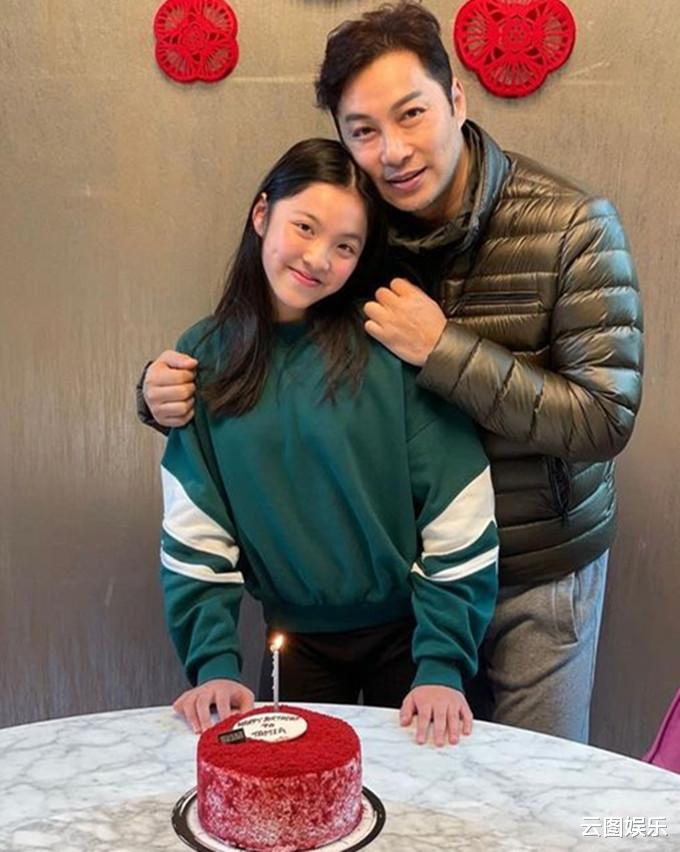谭耀文|谭耀文晒照为子女庆生，15岁儿子成绩优异，11岁女儿像极了老爸