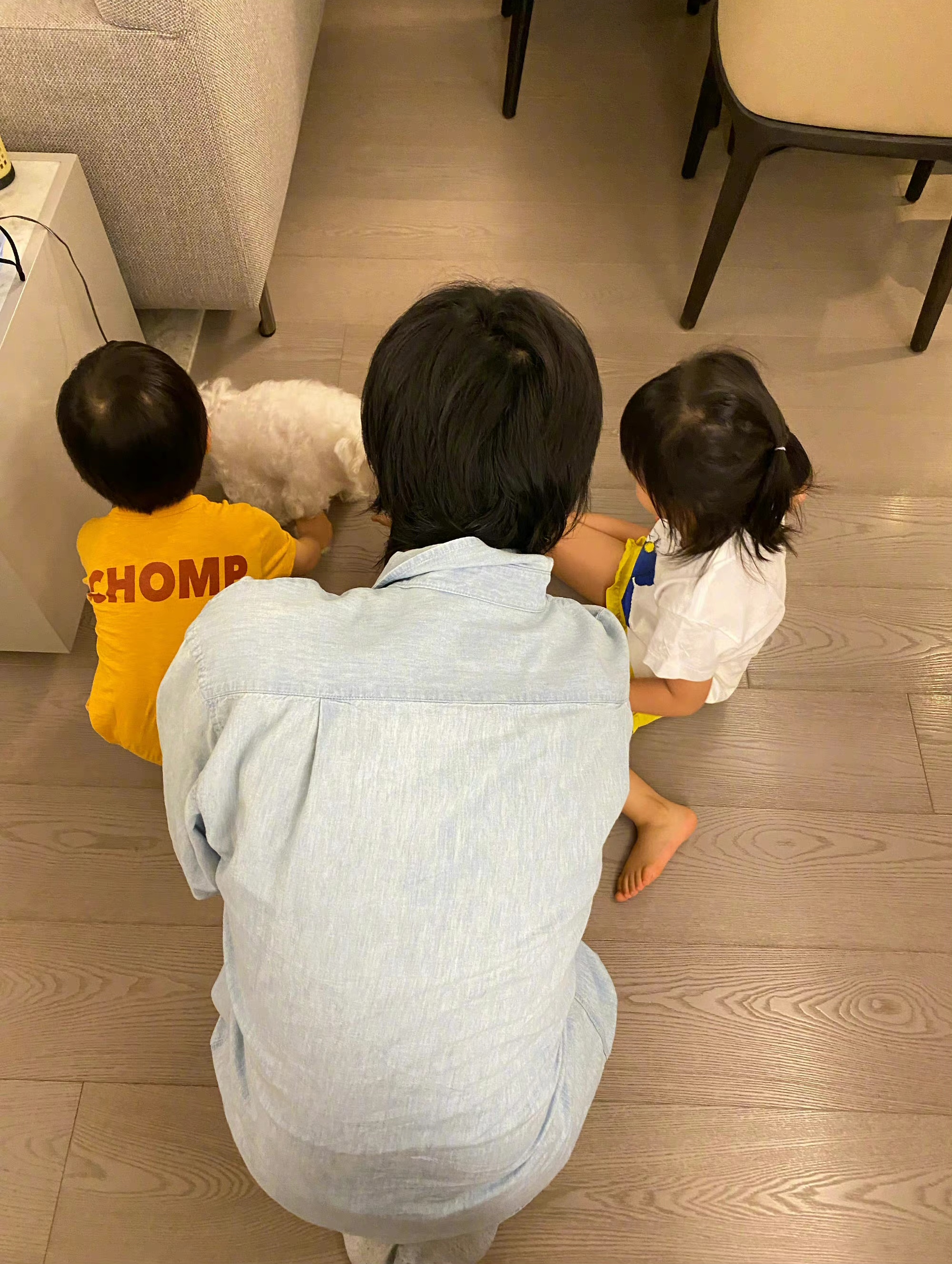 庾澄庆|庾澄庆晒儿子庾恩利与弟弟妹妹合照,激动称三代同堂超开心