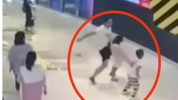 广东珠海，一对年轻夫妻，带着两岁大的孩子到商场玩耍