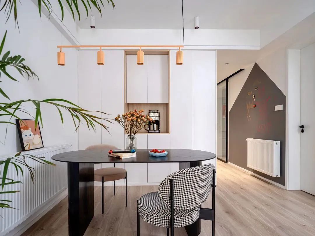 80㎡老破小改造,莫兰迪经典色系软装,温馨又高级!