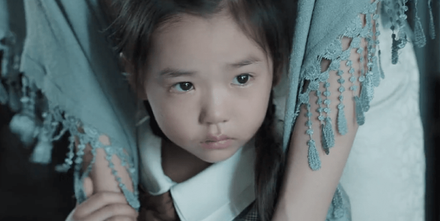 董璇|董璇女儿比甜馨都厉害！演戏哭得梨花带雨太心疼，穿裙装尽显千金范