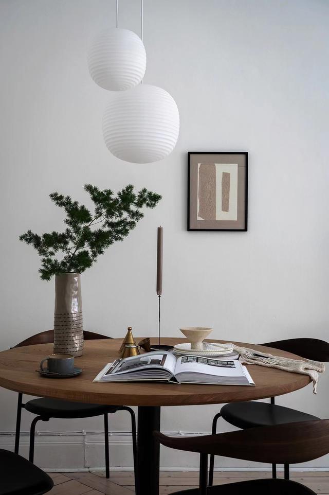 30岁成熟女人白色主题的小户型公寓,非常素净,酒柜和收纳柜很绝