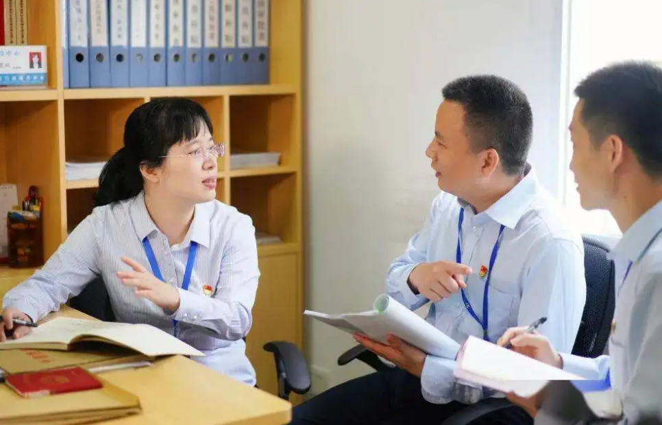 |“感觉自己被孤立”，普通家庭出身的男生，刚考上公务员就想辞职