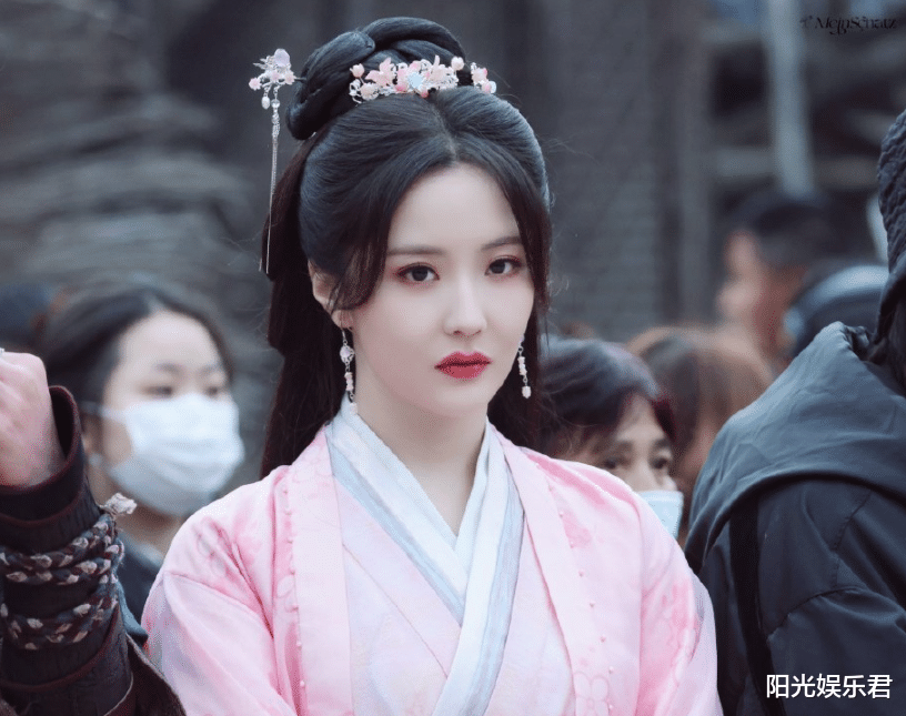 王艺瑾|嘉行传媒真是好眼光,王艺瑾穿古装:这是照着演员标准选爱豆吧